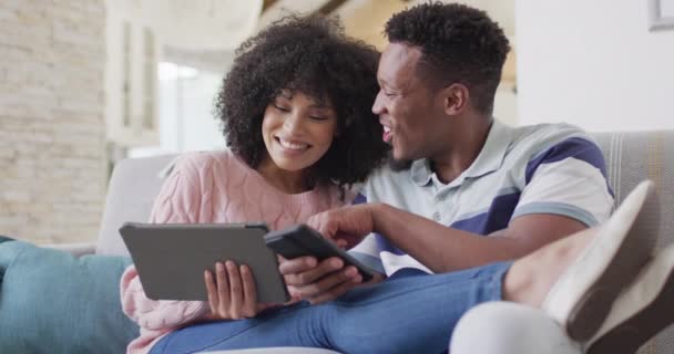 Feliz Casal Afro Americano Usando Tablet Smartphone Sala Estar Passar — Vídeo de Stock