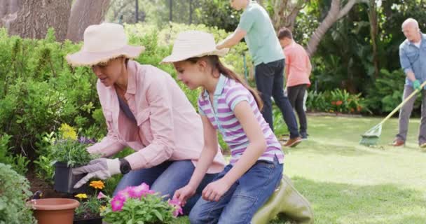 阳光灿烂的日子里 快乐的高加索家庭在花园里干活 与家人在家共度美好时光的概念 — 图库视频影像