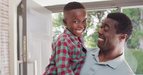 Muotokuva Onnellisesta Afrikkalaisesta Isästä Pojasta Viettää Laatuaikaa Perheen Kanssa Kotona — kuvapankkivideo