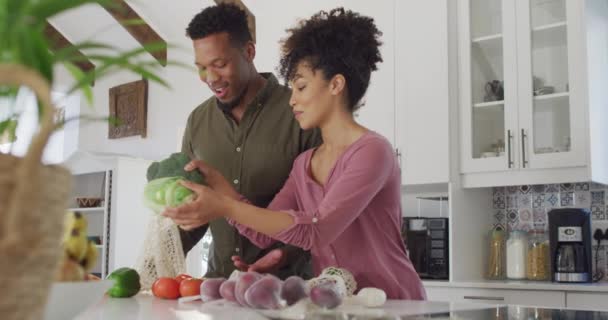 Feliz Pareja Afroamericana Con Bolsas Verduras Cocina Pasar Tiempo Calidad — Vídeos de Stock