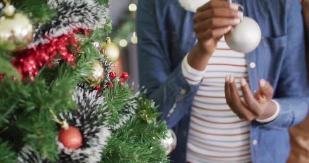 Feliz Casal Afro Americano Decorar Árvore Natal Passar Tempo Qualidade — Vídeo de Stock