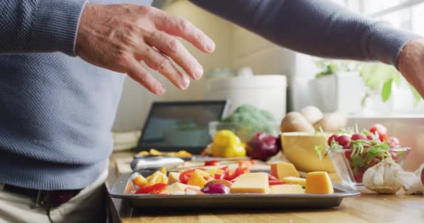 Sezione Centrale Uomo Caucasico Piedi Cucina Cucinare Cena Condire Cibo — Video Stock