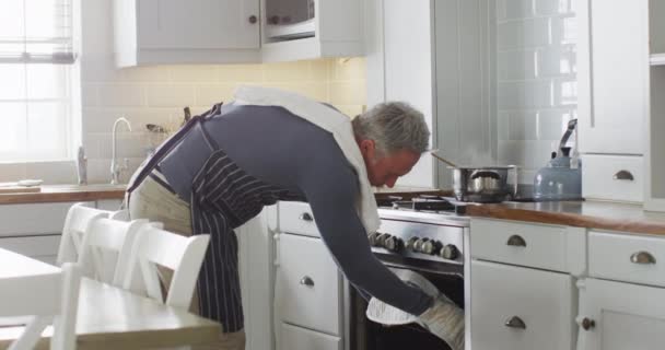 Heureux Homme Caucasien Portant Tablier Debout Dans Cuisine Cuisiner Dîner — Video