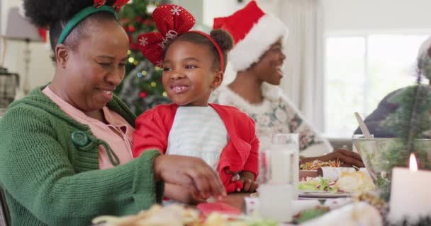 Mutlu Afro Amerikan Ailesi Noel Yemeği Yiyor Noel Konseptinde Aileyle — Stok video