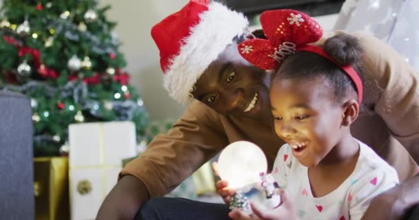 Heureux Père Afro Américain Avec Fille Jouant Avec Boule Neige — Video