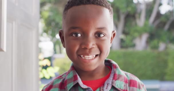 Portret Szczęśliwego Afrykańskiego Chłopca Przy Drzwiach Spędzanie Czasu Sam Sam — Wideo stockowe