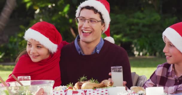 Portret Szczęśliwej Białej Rodziny Jedzącej Obiad Ogrodzie Spędzanie Czasu Rodziną — Wideo stockowe