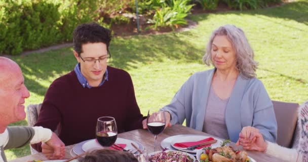 Bahçede Yemekten Önce Dua Eden Kafkasyalı Mutlu Bir Aile Kavramında — Stok video