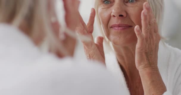 Счастливая Старшая Белая Женщина Смотрящая Зеркало Ванной Трогающая Лицо Проводить — стоковое видео