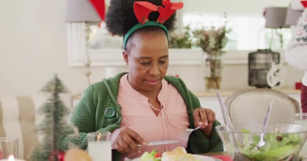 幸せなアフリカ系アメリカ人の家族はクリスマスディナーを持っている クリスマスのコンセプトで家族との時間を過ごす — ストック動画