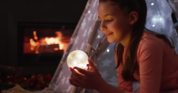 Šťastná Běloška Vánocích Hraje Sněhovou Koulí Trávit Kvalitní Čas Rodinou — Stock video
