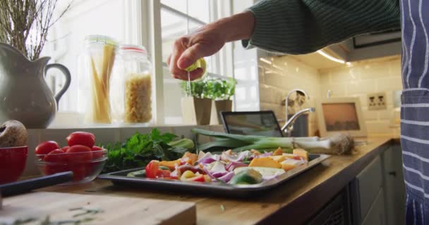 Střední Část Starší Bělošky Stojící Kuchyni Připravující Večeři Trávit Kvalitní — Stock video