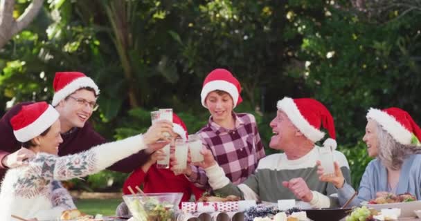 Boldog Kaukázusi Család Karácsonyi Vacsorája Kertben Minőségi Időt Tölteni Családdal — Stock videók