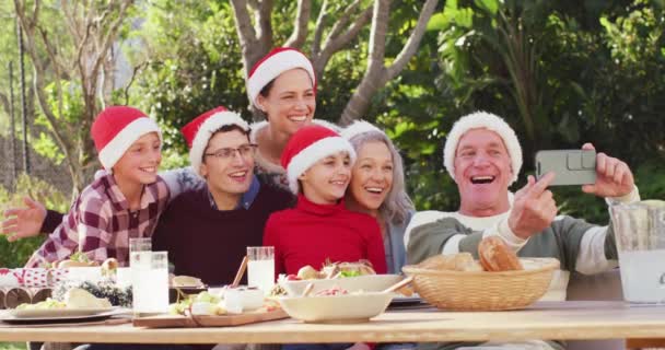 Felice Famiglia Caucasica Avendo Cena Natale Giardino Trascorrere Del Tempo — Video Stock