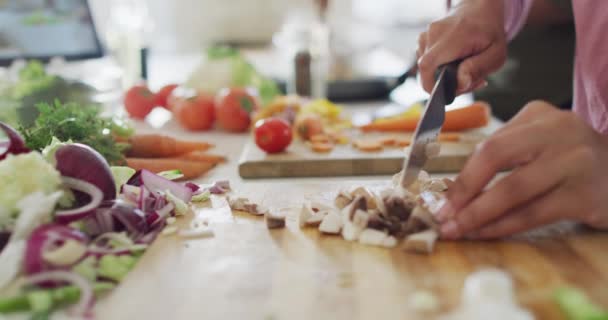 Close Van Afrikaans Amerikaans Echtpaar Koken Keuken Kwaliteitstijd Samen Thuis — Stockvideo