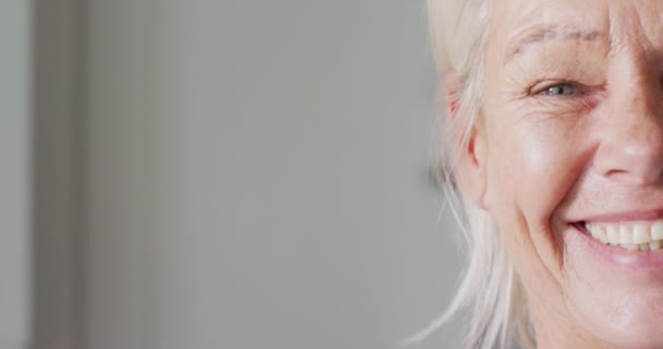 Porträtt Glad Seniorkaukasisk Kvinna Som Tittar Kameran Och Ler Tillbringa — Stockvideo