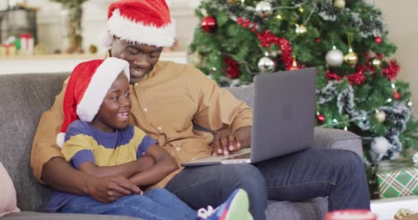 快乐的非洲裔美国父亲和儿子有视频通话 圣诞节期间与家人共度美好时光 — 图库视频影像