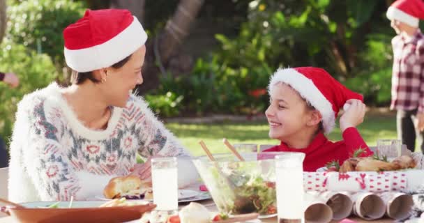 Kafkasyalı Mutlu Bir Aile Bahçede Noel Yemeği Yiyor Kavramında Aileyle — Stok video