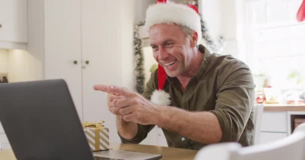 Feliz Hombre Caucásico Con Sombrero Santa Claus Utilizando Ordenador Portátil — Vídeos de Stock