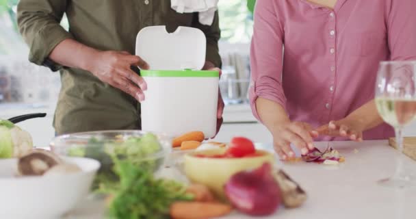 Pareja Afroamericana Cocinando Vertiendo Residuos Cocina Pasar Tiempo Calidad Casa — Vídeos de Stock