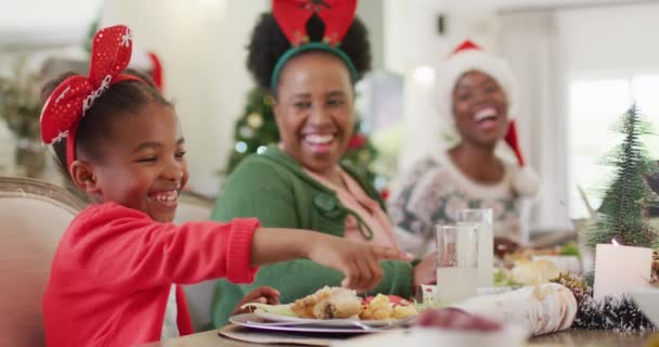 快乐的非洲裔美国家庭有圣诞大餐 与家人在家共度美好时光的概念 — 图库视频影像