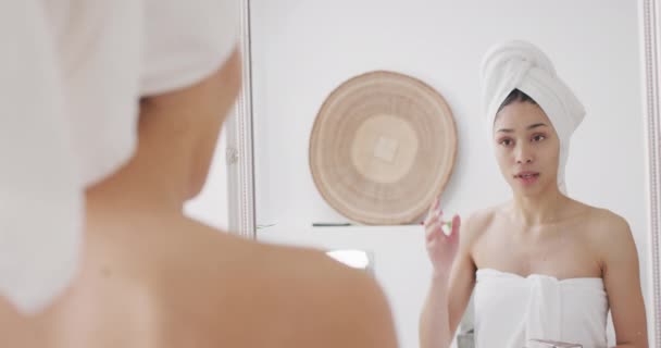 Biracial Γυναίκα Πετσέτα Κοιτάζοντας Καθρέφτη Στο Μπάνιο Ομορφιά Υγεία Και — Αρχείο Βίντεο