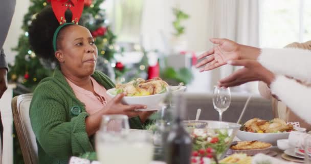快乐的非洲裔美国家庭有圣诞大餐 圣诞节期间与家人共度美好时光 — 图库视频影像
