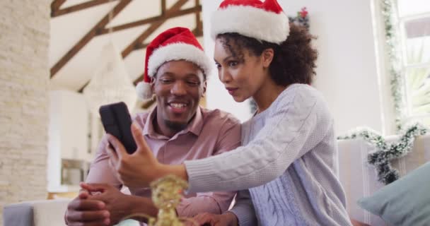 Szczęśliwa Afrykańska Para Kapeluszach Mikołaja Wizytówką Spędzanie Czasu Boże Narodzenie — Wideo stockowe