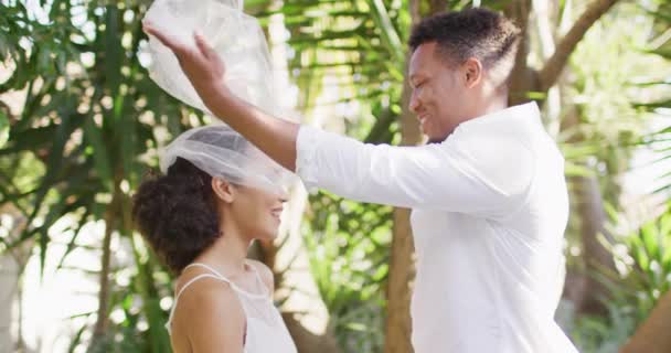Glückliche Verheiratete Afrikanisch Amerikanische Paar Enthüllt Schleier Und Lächelt Hochzeitstag — Stockvideo