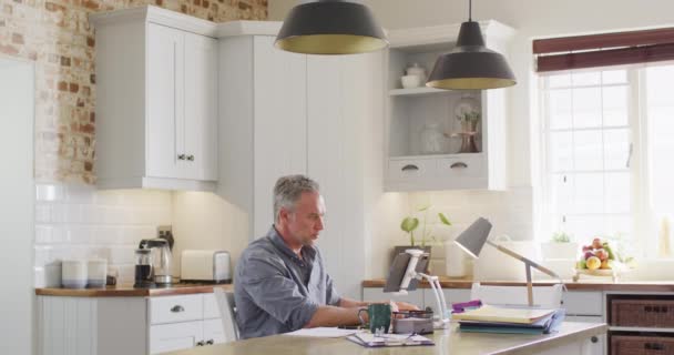 Homem Caucasiano Feliz Sentado Mesa Cozinha Usando Smartphone Passar Tempo — Vídeo de Stock