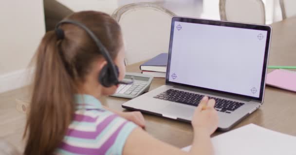 Selamat Gadis Kaukasia Memiliki Panggilan Video Laptop Menghabiskan Waktu Berkualitas — Stok Video