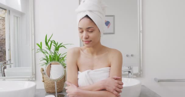 Egy Törülközős Arcképe Aki Mosolyog Fürdőszobában Szépség Egészség Női Spa — Stock videók