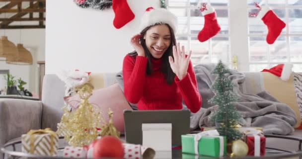 Noel Baba Şapkalı Melez Bir Kadın Video Çekiyor — Stok video