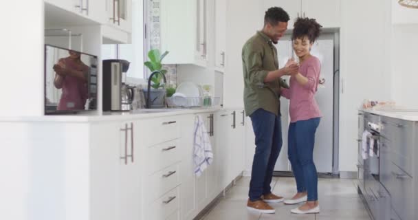 Fröhliches Afrikanisch Amerikanisches Paar Tanzt Und Hält Händchen Der Küche — Stockvideo