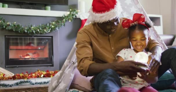 快乐的非洲裔美国父亲和女儿玩雪球 圣诞节期间与家人共度美好时光 — 图库视频影像