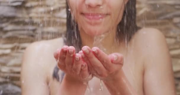 Biracial Γυναίκα Χαλάρωση Και Λαμβάνοντας Ντους Στο Μπάνιο Ομορφιά Υγεία — Αρχείο Βίντεο