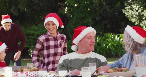 Gelukkig Kaukasisch Gezin Met Kerstdiner Tuin Kwaliteitstijd Doorbrengen Met Familie — Stockvideo