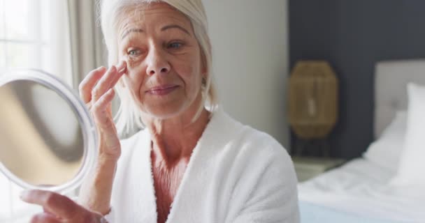 Χαρούμενη Ηλικιωμένη Λευκή Γυναίκα Που Κάθεται Στο Κρεβάτι Κοιτάζεται Στον — Αρχείο Βίντεο