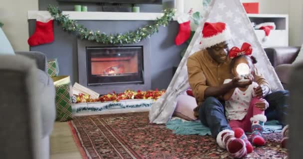 Szczęśliwy Amerykański Ojciec Córką Bawiącą Się Śnieżną Kulą Spędzanie Czasu — Wideo stockowe