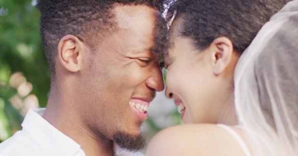 Blisko Szczęśliwej Afrykańskiej Pary Uśmiechniętej Koncepcja Dnia Ślubu Ślubu Uroczystości — Wideo stockowe