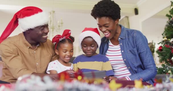 快乐的非洲裔美国家庭有平板电脑视频通话 圣诞节期间与家人共度美好时光 — 图库视频影像