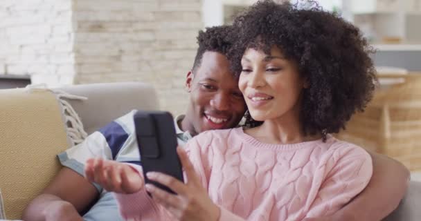 Feliz Casal Afro Americano Usando Smartphone Juntos Sala Estar Passar — Vídeo de Stock