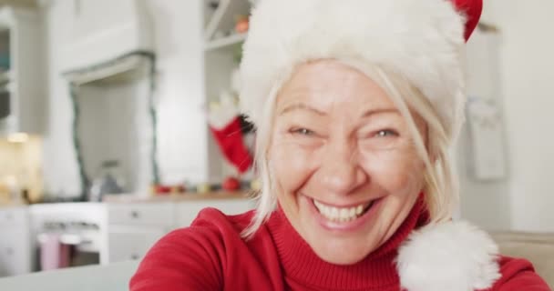 Feliz Mujer Caucásica Mayor Usando Sombrero Santa Claus Teniendo Videollamada — Vídeos de Stock