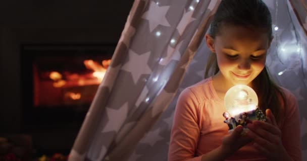 Счастливая Белая Девушка Играющая Снежным Шаром Рождество Проведение Времени Семьей — стоковое видео
