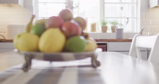 Sluiten Van Tafel Met Fruit Zilveren Kom Keuken Huis Interieur — Stockvideo