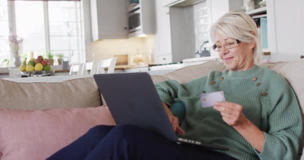 Happy Senior Kaukasiske Kvinde Sidder Sofaen Stuen Ved Hjælp Bærbar – Stock-video