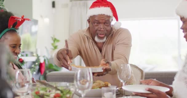 快乐的非洲裔美国家庭有圣诞大餐 圣诞节期间与家人共度美好时光 — 图库视频影像