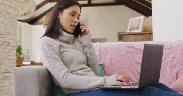 Biracial Žena Mluví Smartphone Pomocí Notebooku Obývacím Pokoji — Stock video
