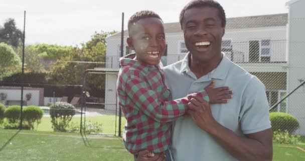 サッカーをしている幸せなアフリカ系アメリカ人の家族の肖像 家庭のコンセプトで質の高い時間を過ごす — ストック動画