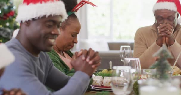 Família Afro Americana Rezar Antes Jantar Natal Passar Tempo Qualidade — Vídeo de Stock